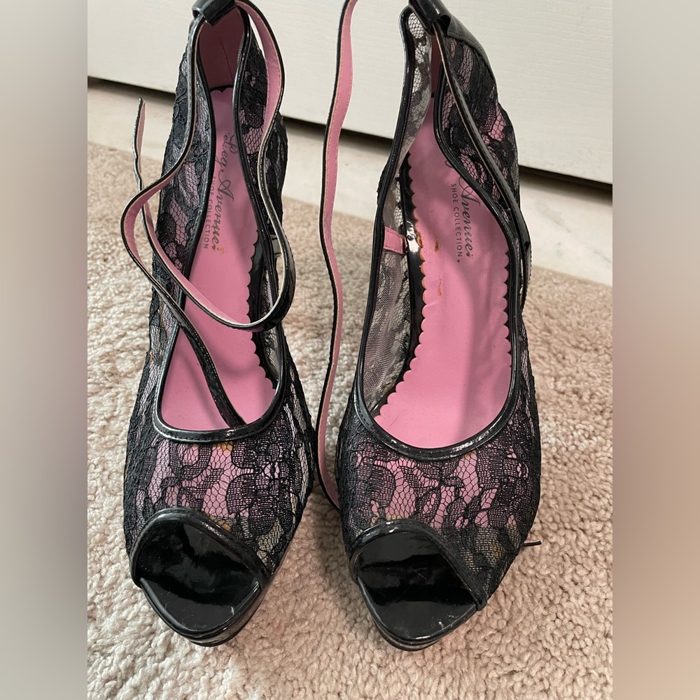 Size 10 Black lace high heel pumps